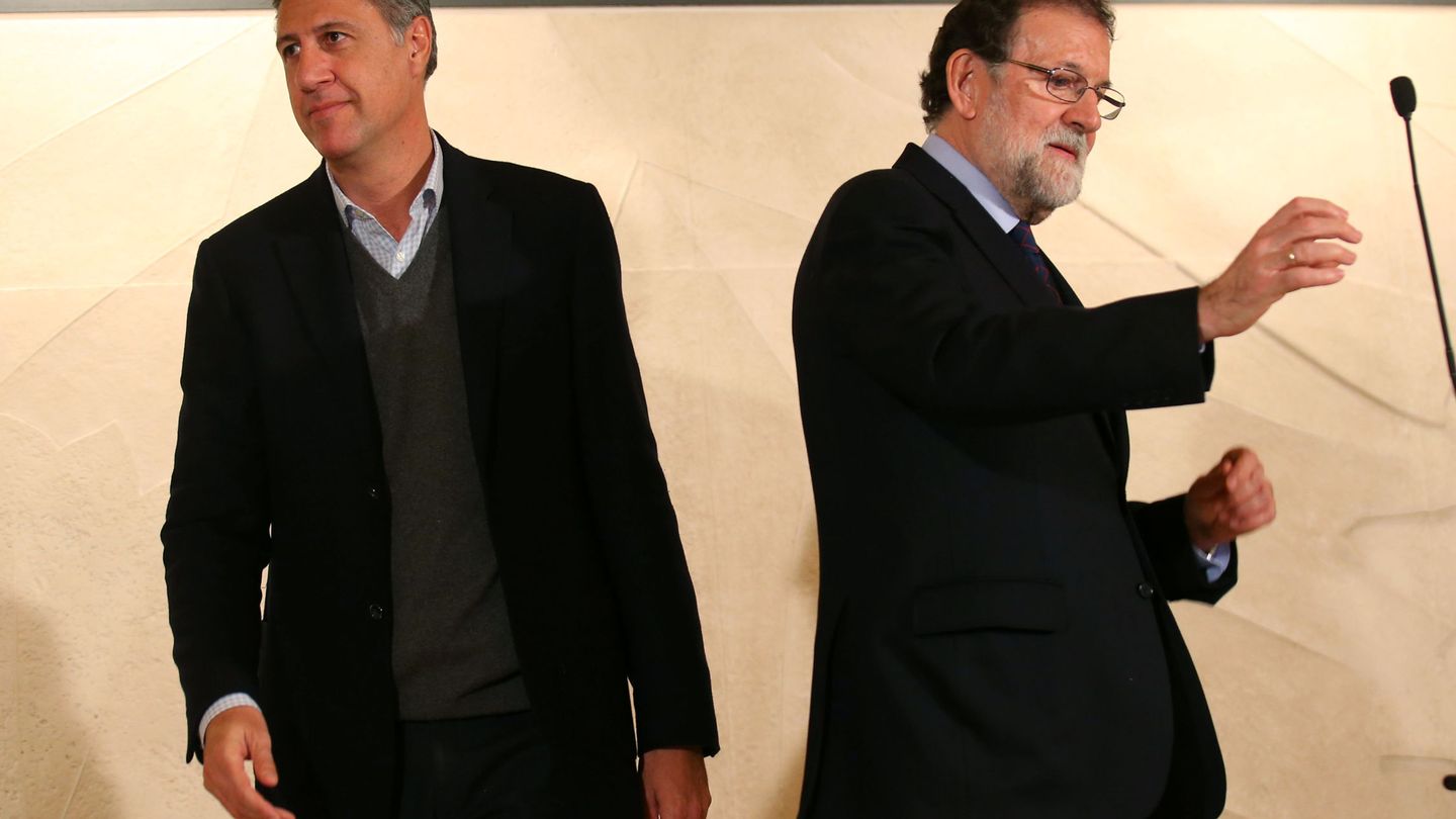 Mariano Rajoy y el líder del PP catalán, Xavier García Albiol, el pasado 13 de diciembre durante la campaña de las catalanas. (Reuters)