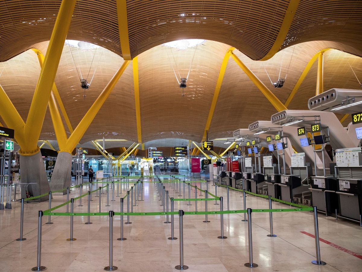 Foto: Mostradores para facturar de la T4 del aeropuerto Adolfo Suárez, de Madrid. (EFE)