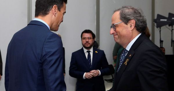 Foto: El presidente del Gobierno, Pedro Sánchez (i), saluda al presidente de la Generalitat de Cataluña, Quim Torra (d). Foto: EFE