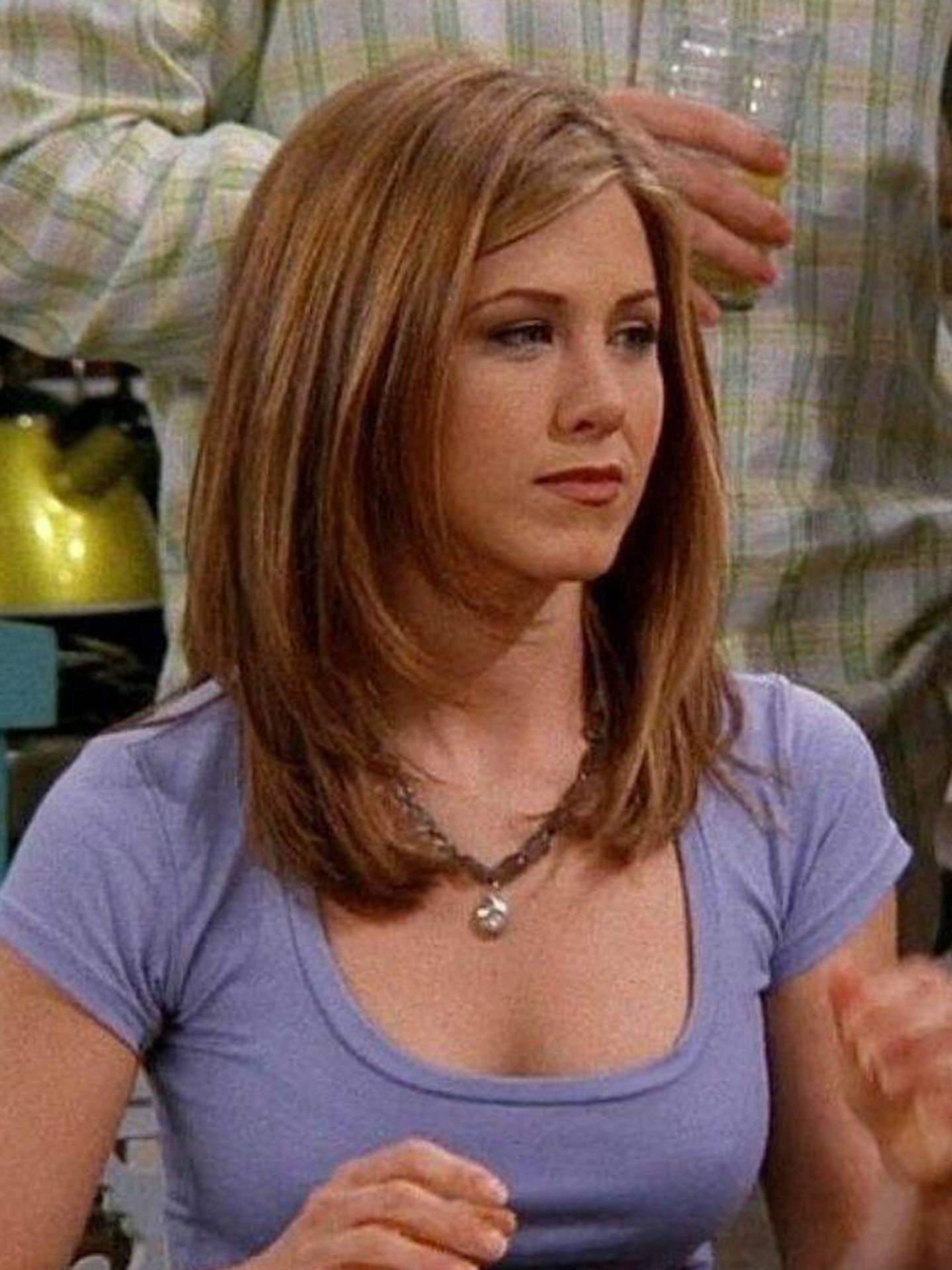El clásico corte de pelo Rachel es un ejemplo de corte en C. 
