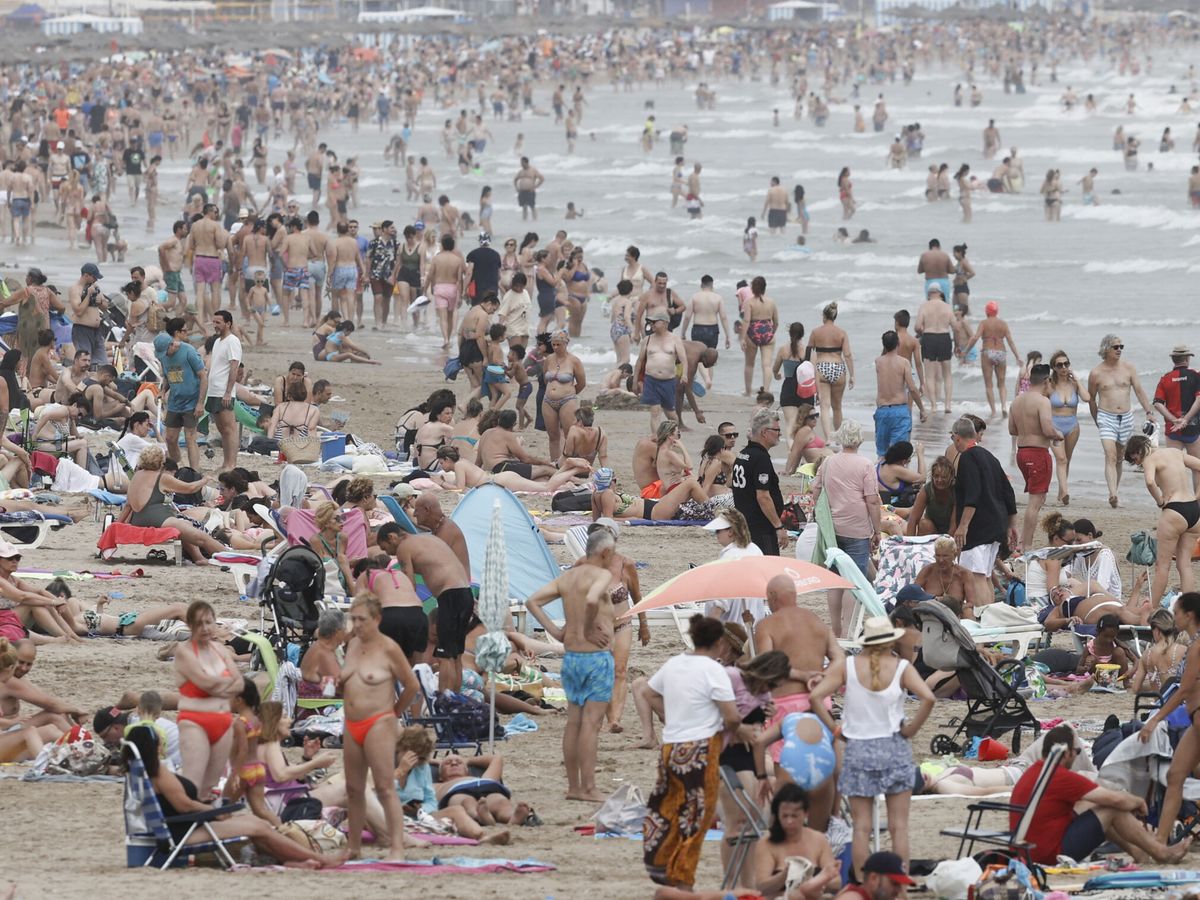 Foto: Cientos de bañistas se congregan en las playas para paliar el calor. (EFE/Kai Forsterling)