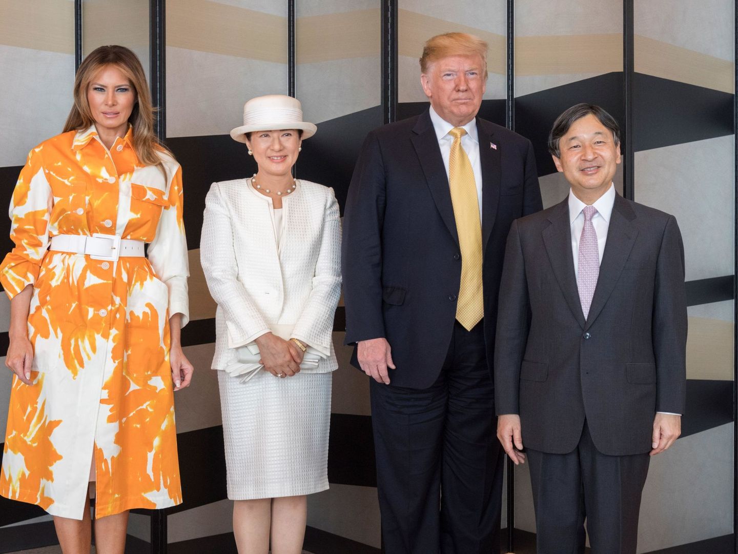 Melania junto a Trump y los emperadores de Japón con el famoso abrigo inspirado en Michelle. (EFE)