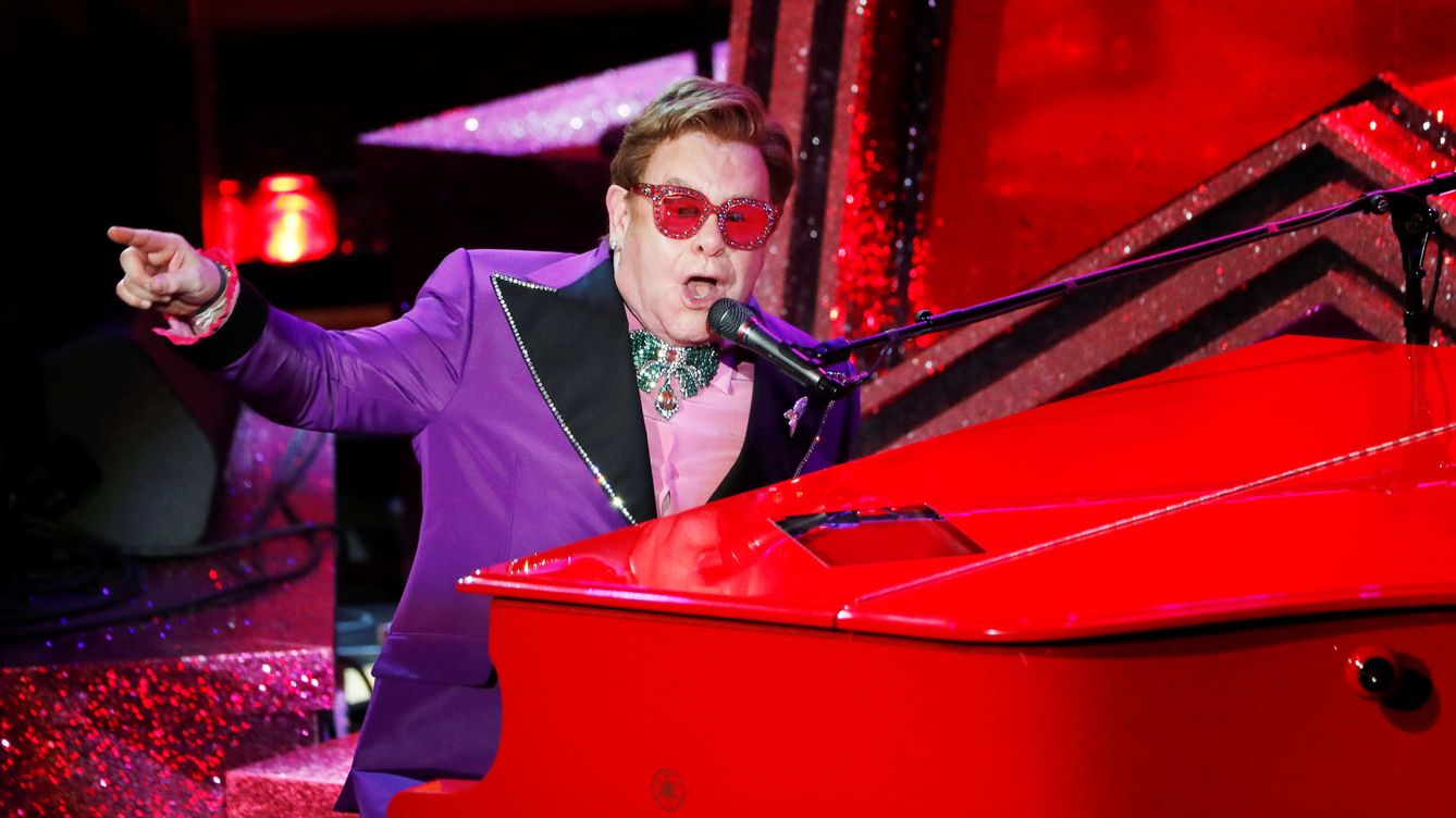 Elton John retrasa su gira europea de despedida hasta 2023