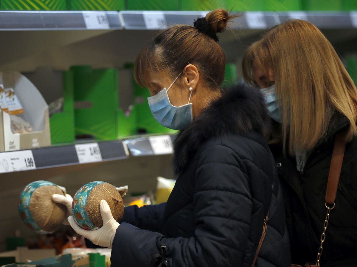 Foto: Dos mujeres con mascarilla y guantes en un supermercado de Bilbao (EFE)