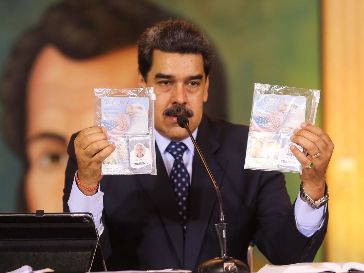 Foto: Nicolas Maduro mostrando los pasaportes de los dos detenidos estadounidenses (EFE(