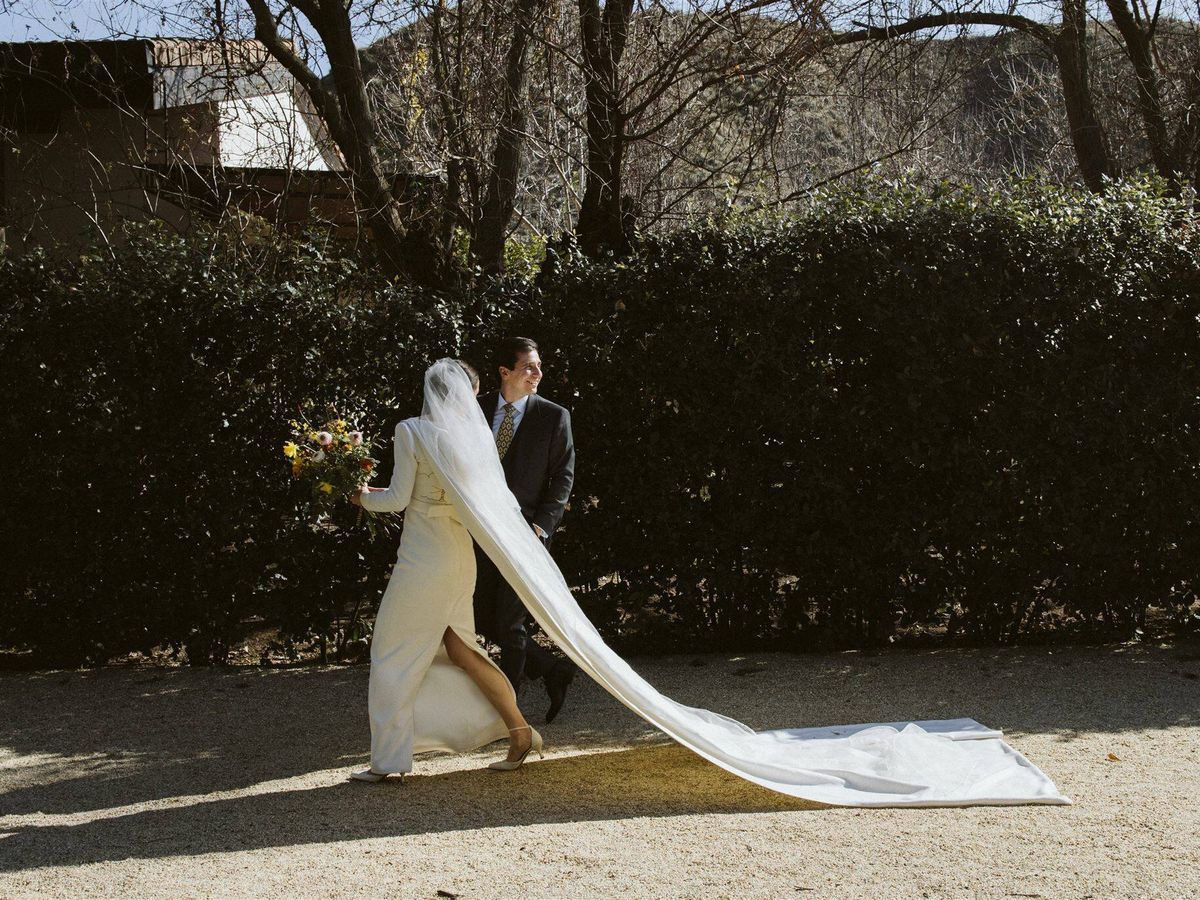 La boda de invierno de Itziar y su vestido de novia bordado con su historia  de amor