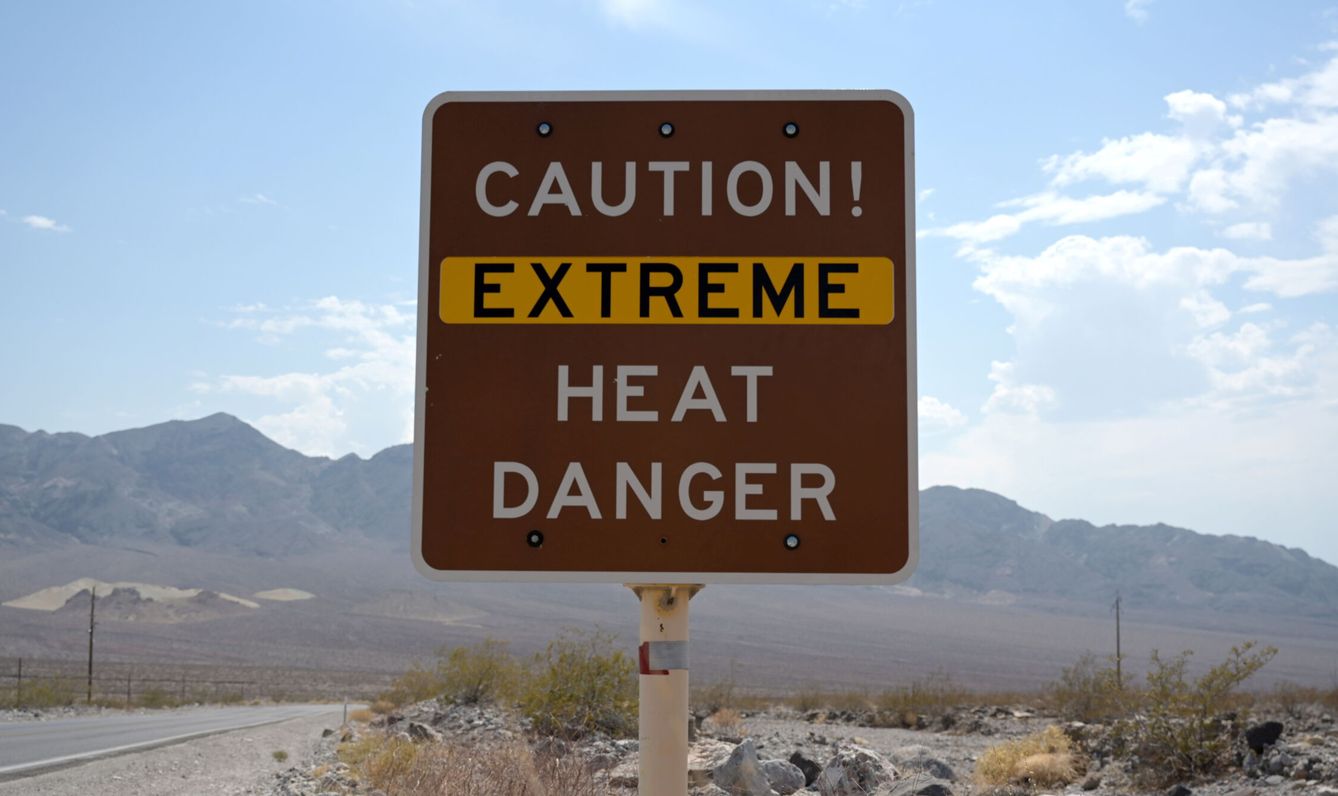 Señal de peligro por calor extremo en Death Valley, California. (REUTERS /Bridget Bennett)