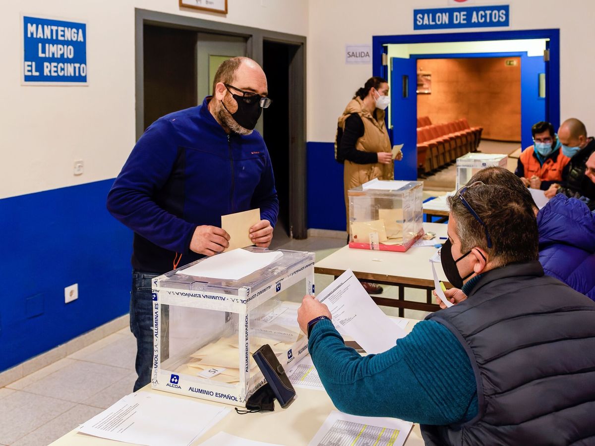 Foto: Votación para el cierre de Alcoa. (EFE/Emilio Pérez Vázquez)