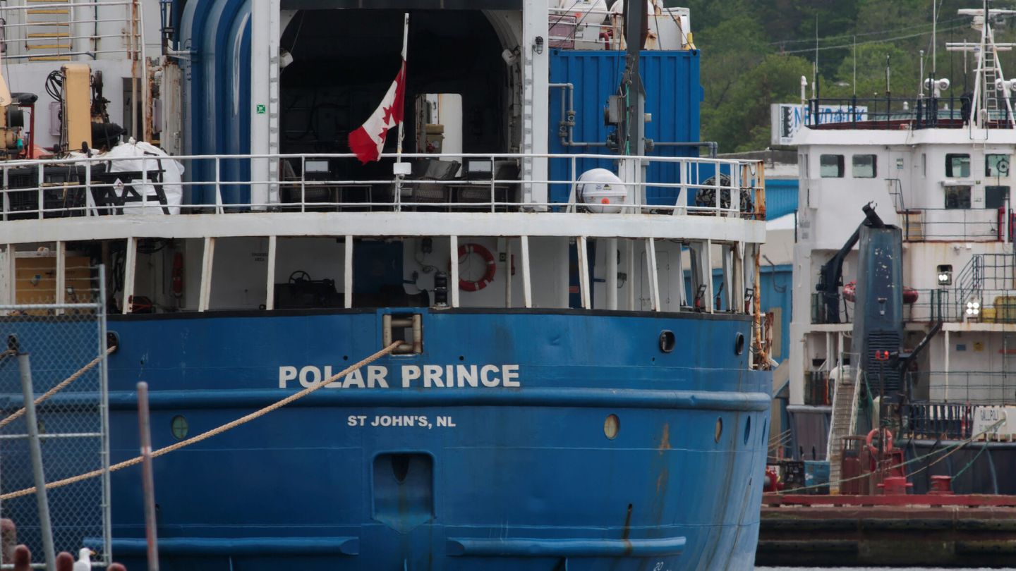 La embarcación Polar Prince, nodriza del Titan, también participa en los trabajos de recuperación. (Reuters)