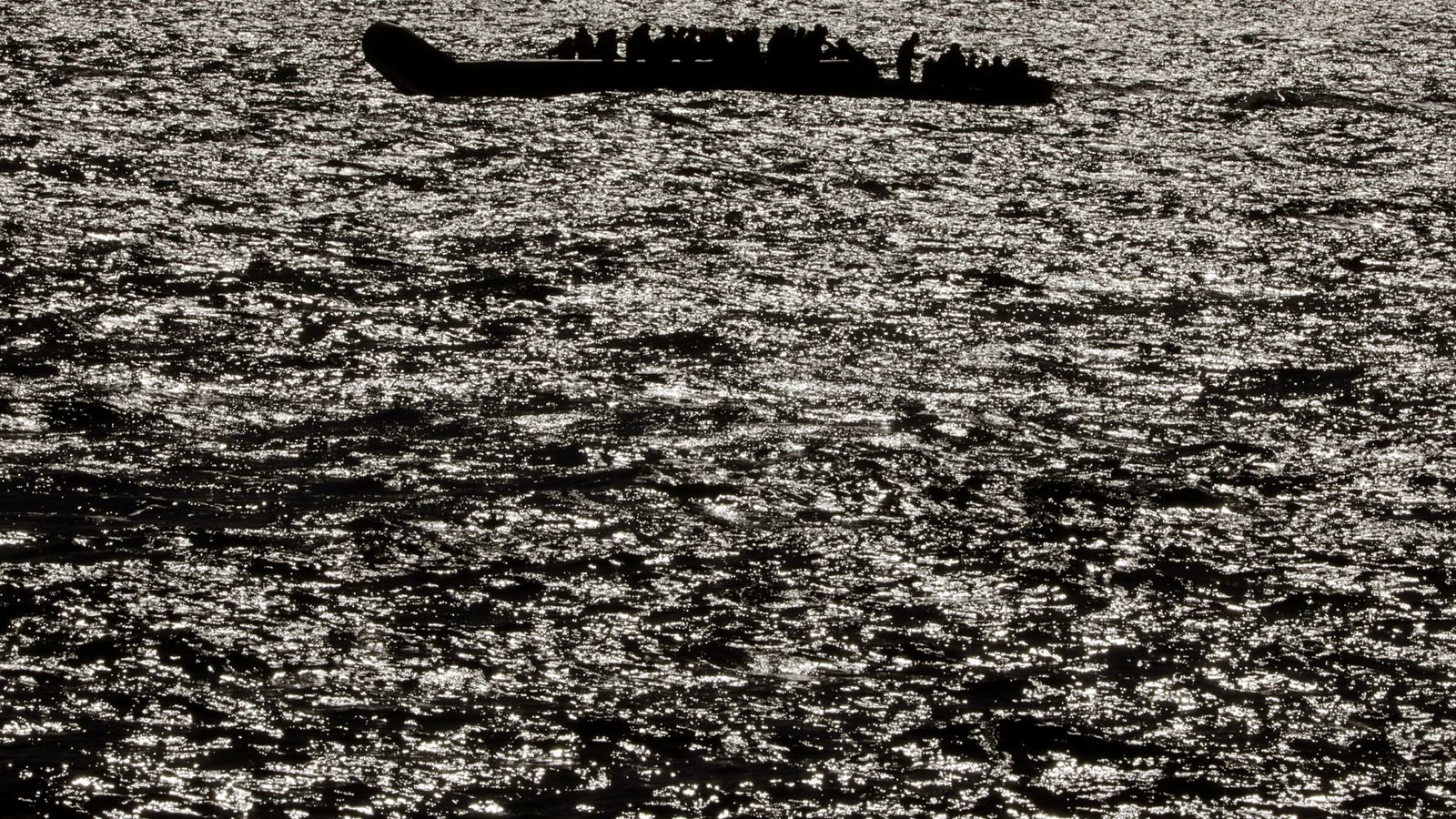 Foto: Una barca de rescate junto a una patera a punto de hundirse, cerca de Sabrata, Libia, en abril de 2017. (Reuters)