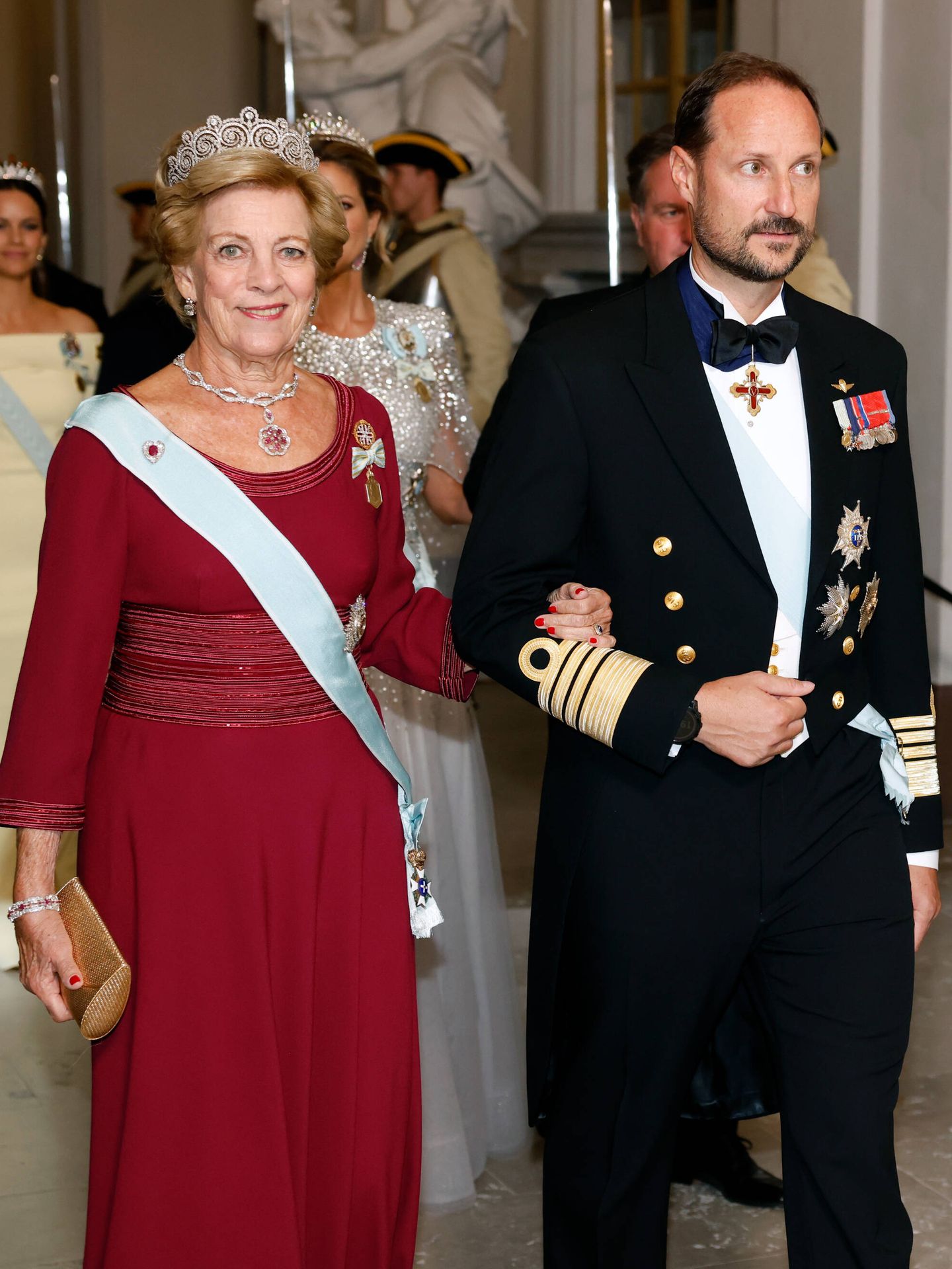 La reina Ana María junto a Haakon de Noruega. (Getty)