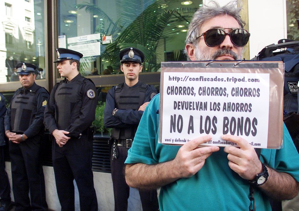 Foto: Un hombre durante las protestas para exigir la devolución de sus ahorros en la divisa original ante una sucursal de Banco de Galicia, en 2002. (Reuters/Archivo)