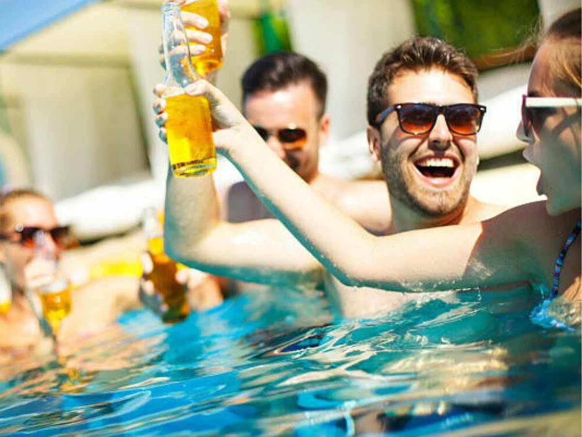 Foto: ¿Es legal que te cobren un euro si eres propietario e invitas a la piscina de tu comunidad a amigos y familiares? (iStock)
