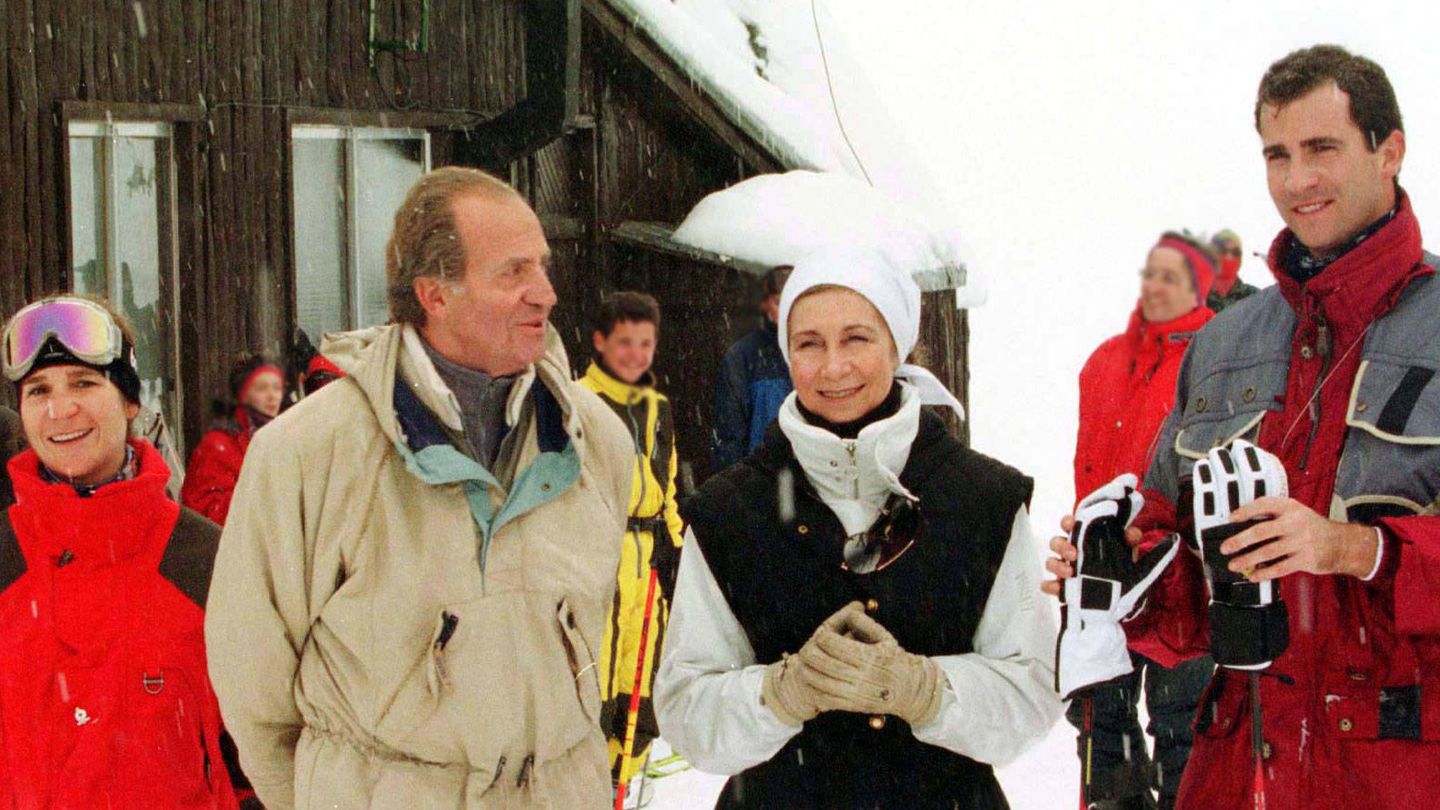 La infanta Elena, el rey Juan Carlos, la reina Sofía y don Felipe, en Baqueira. (Reuters)