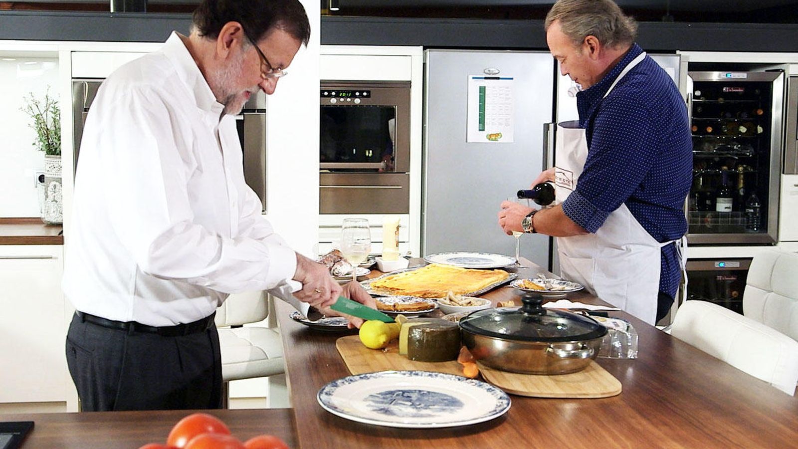 Foto: Mariano Rajoy, en la cocina de Bertín Osborne en 'En la tuya o en la mía'. (RTVE)