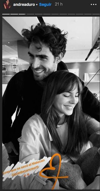 Juntos posan en una imagen tomada en el aeropuerto rumbo a París. (Instagram)