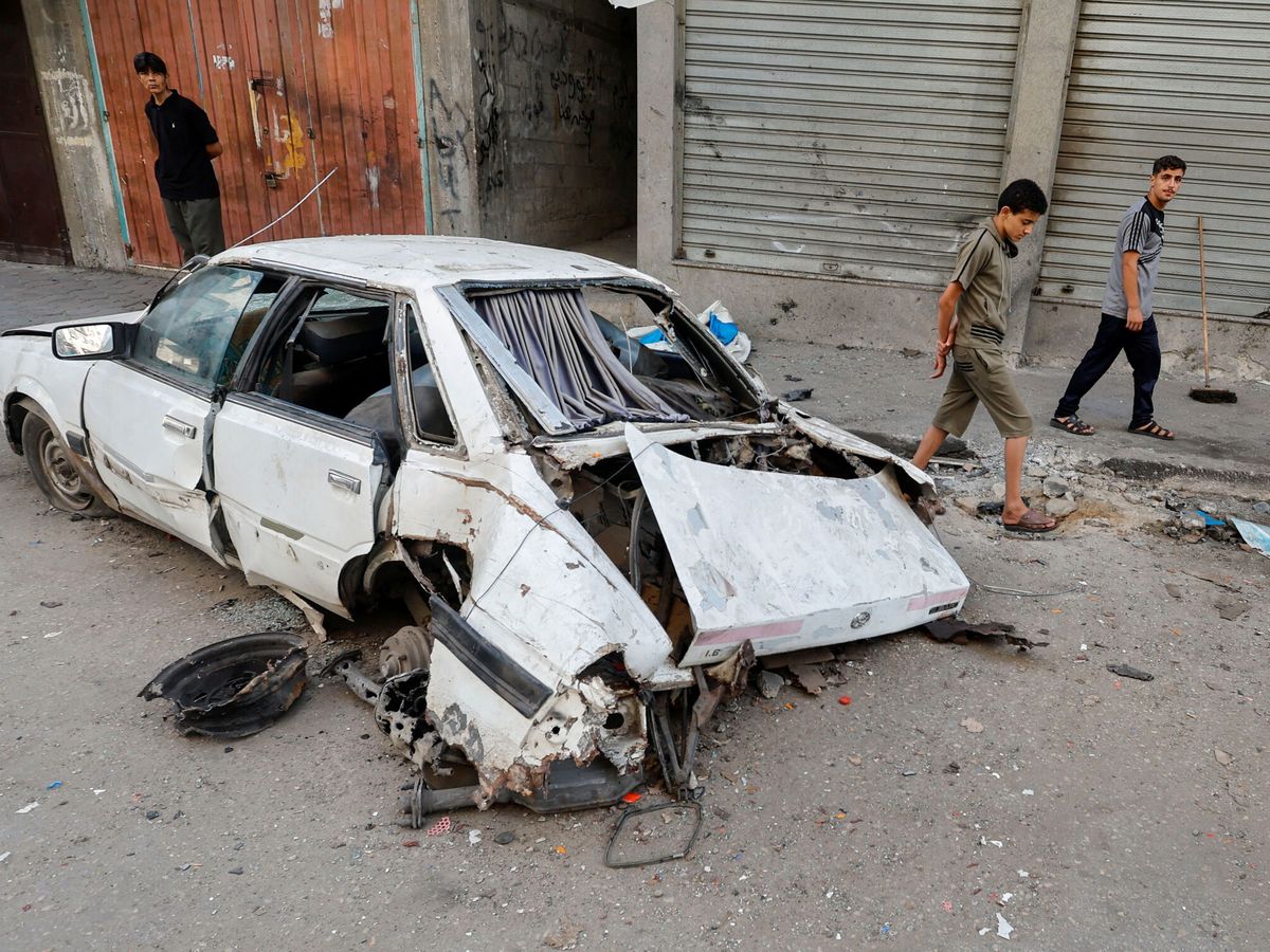 Foto: Restos de un coche alcanzado por los bombardeos israelíes. (Reuters/M. Salem)