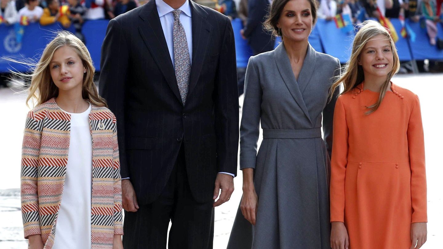 Los reyes Felipe y Letizia, junto a sus hijas. (EFE)