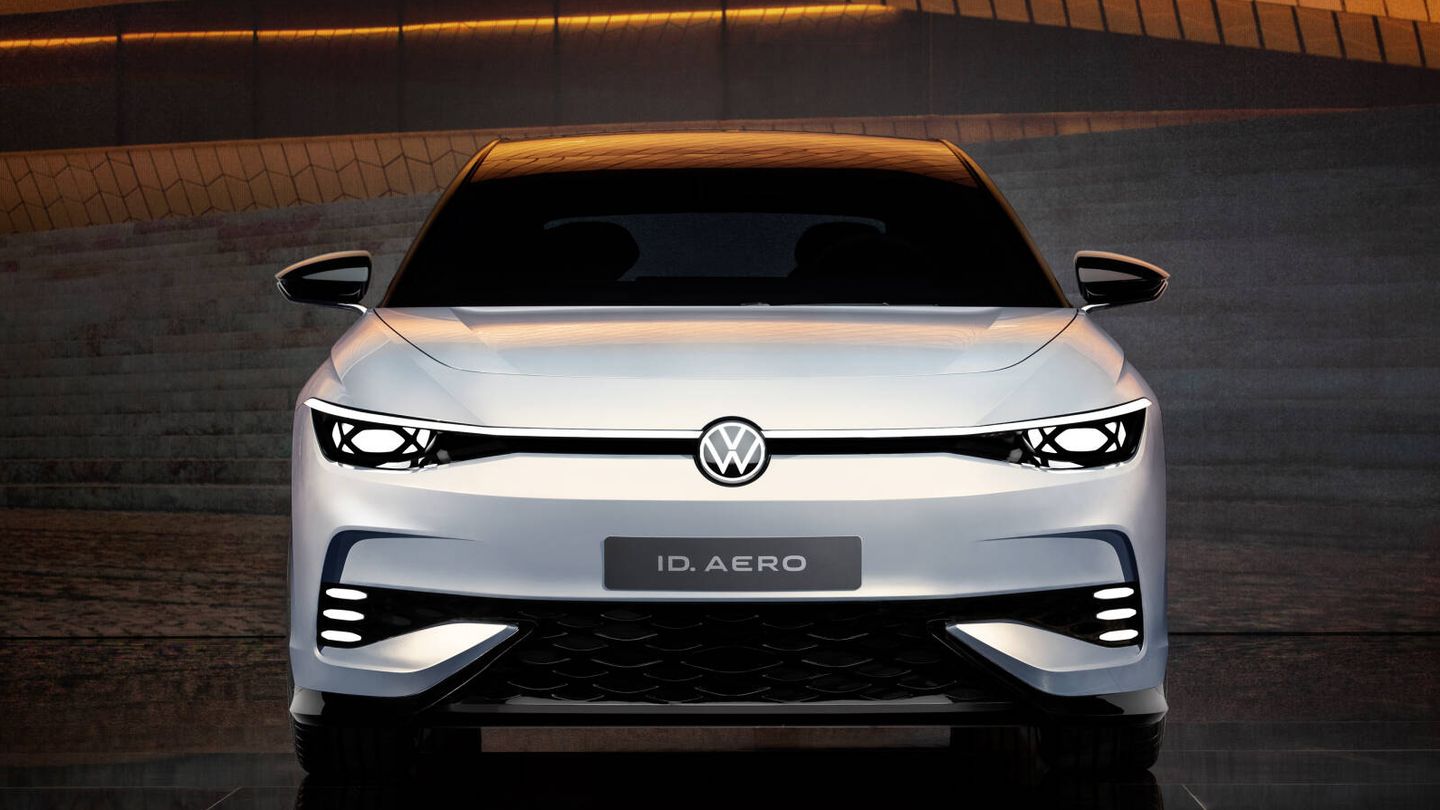 Una banda luminosa recorre el frontal de derecha e izquierda. Y el logo 'VW' va iluminado.