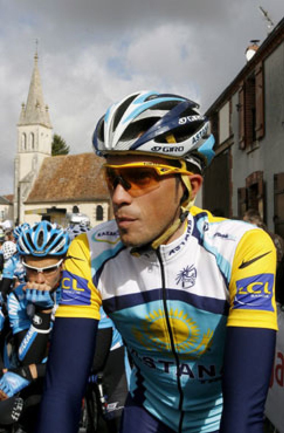 Foto: Contador sufre una caída pero mantiene el jersey amarillo