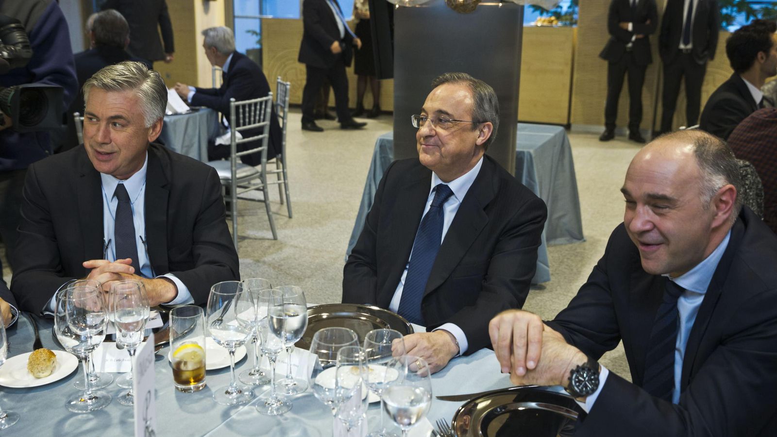 Foto: Carlo Ancelotti, Florentino Pérez y Pablo Laso, en la última comida de Navidad del Real Madrid (Efe)