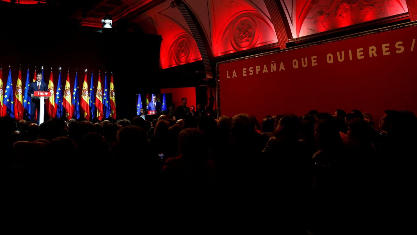 Pedro Sánchez, durante su intervención en el teatro Gran Maestre de la capital, este miércoles. (EFE)