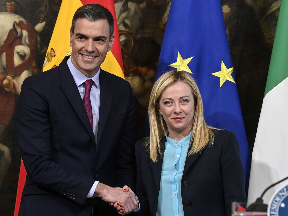 Foto: El presidente de Gobierno, Pedro Sánchez (i), y la primera ministra italiana, Giorgia Meloni. (EFE/EPA/Riccardo Antimiani) 