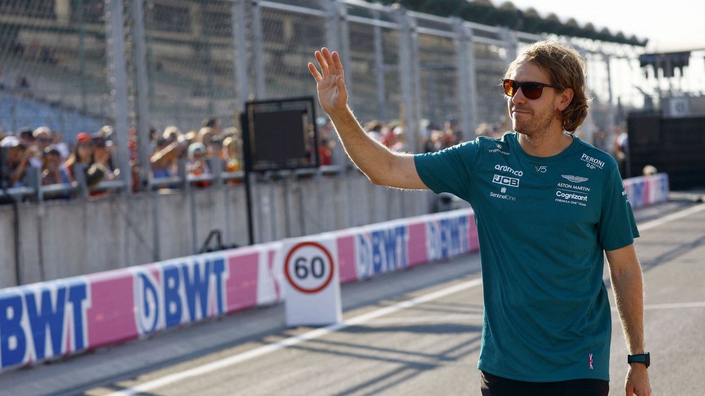 Vettel saluda a los aficionados. (Reuters/Christian Hartmann)