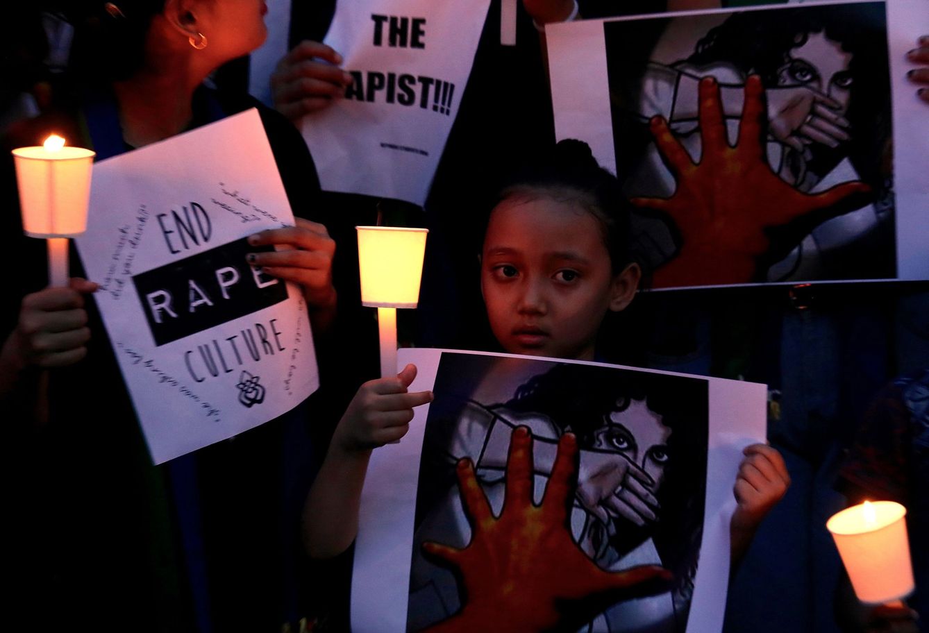 Vigilia para condenar la violación y el asesinato de la joven Asifa, de 8 años, en Bangalore (India) en abril. (EFE)