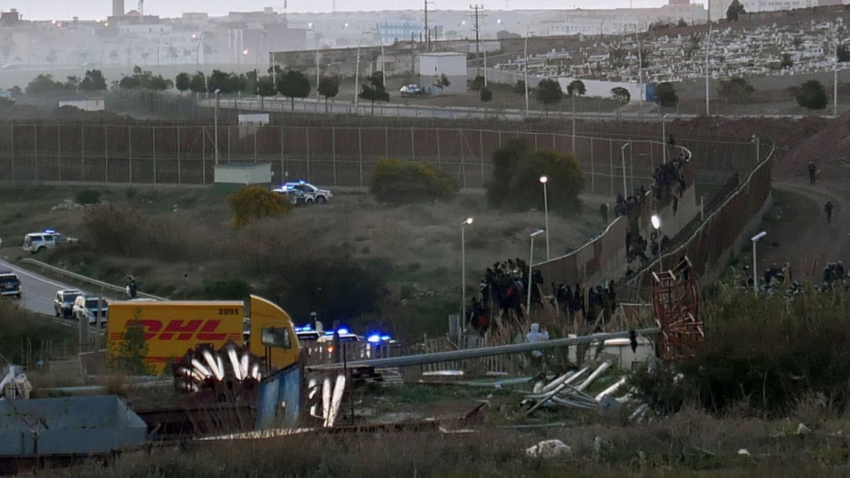 Interior refuerza con 100 agentes la valla de Melilla tras dos saltos masivos