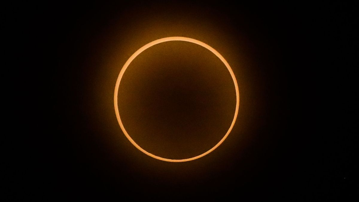 La espectacular imagen que muestra cómo se ve un eclipse solar 'anillo de fuego' desde el espacio