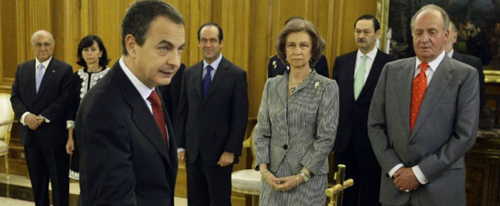 Foto: Zapatero se niega a quitar los crucifijos en las tomas de posesión para no ‘irritar’ al Rey