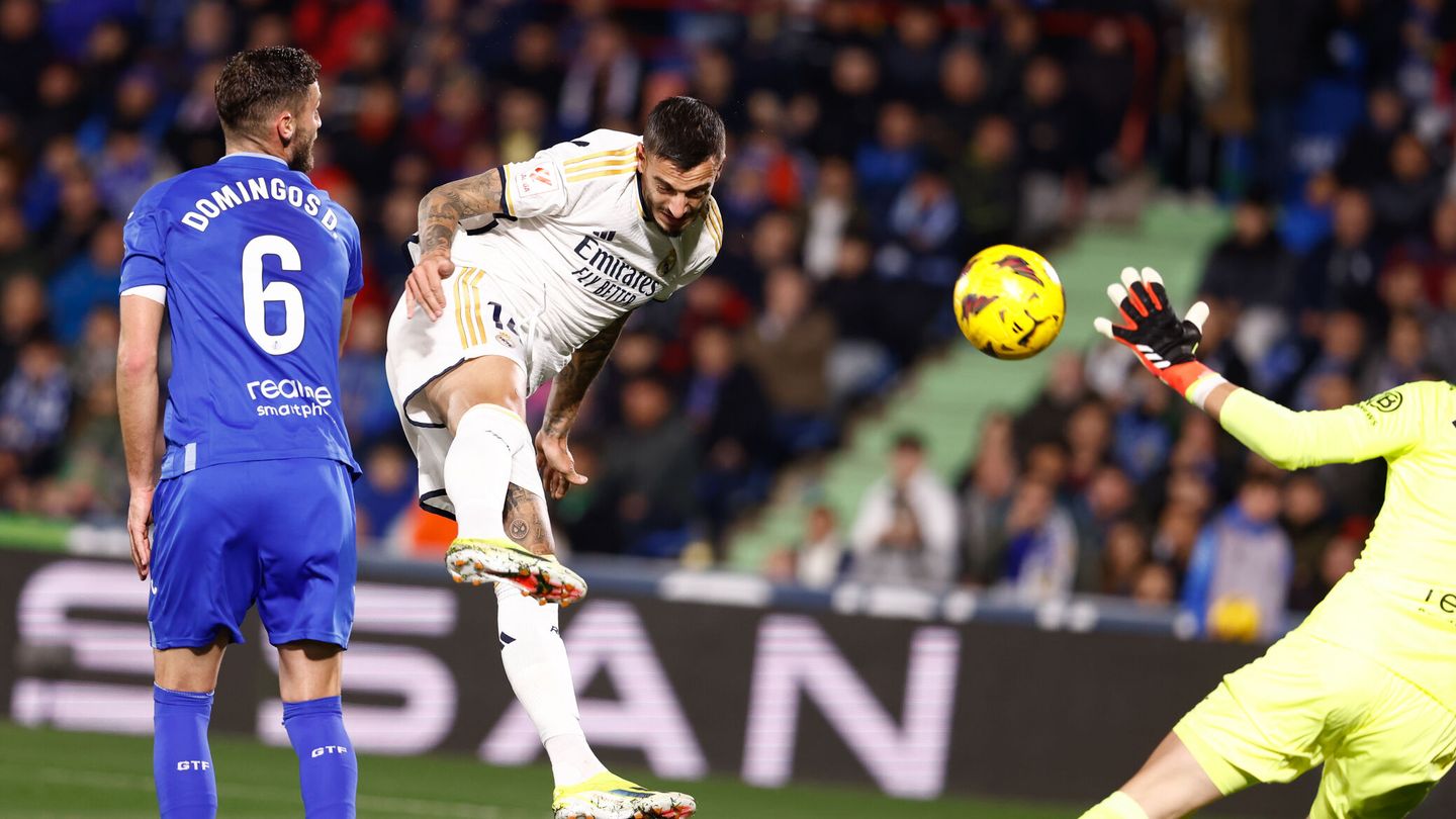 Joselu Mato marca uno de sus goles ante el Getafe. (AFP7)