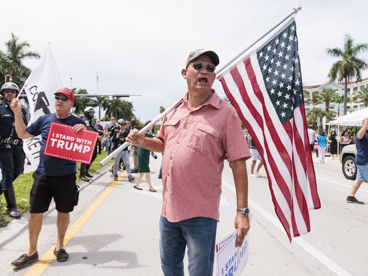 Foto: Seguidores de Trump a su llegada a Florida. (EFE/EPA/Justin Lane)