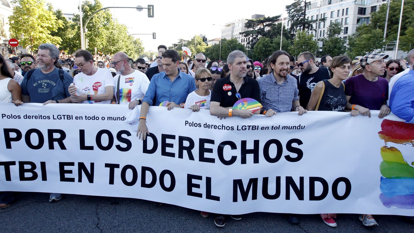 Los líderes de Ciudadanos, Albert Rivera, y Podemos, Pablo Iglesias, junto al secretario general de CCOO, Unai Sordo, en la marcha del Orgullo Gay 2017. (EFE)