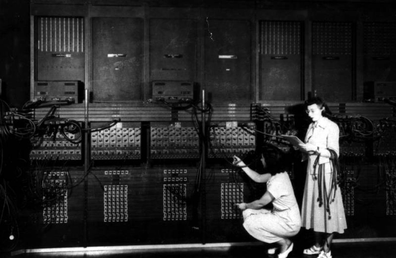 Dos mujeres reprogramando el ENIAC en 1946 (Wikimedia Commons)