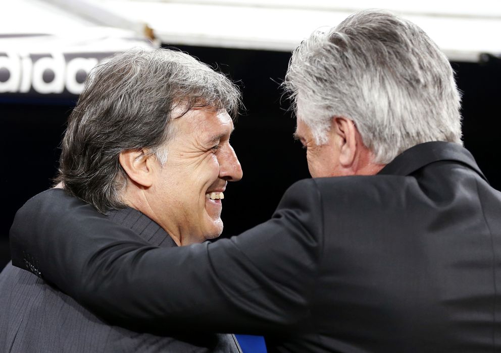 Foto: El Tata Martino se abraza a Carlo Ancelotti antes del Clásico (Reuters)