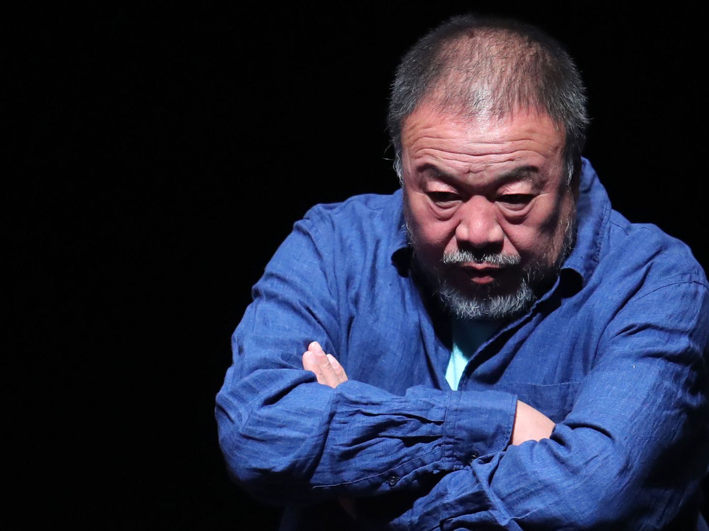 El artista chino Ai Weiwei posa durante la presentación de la muestra llamada 'Inoculación', en Santiago de Chile. (EFE)