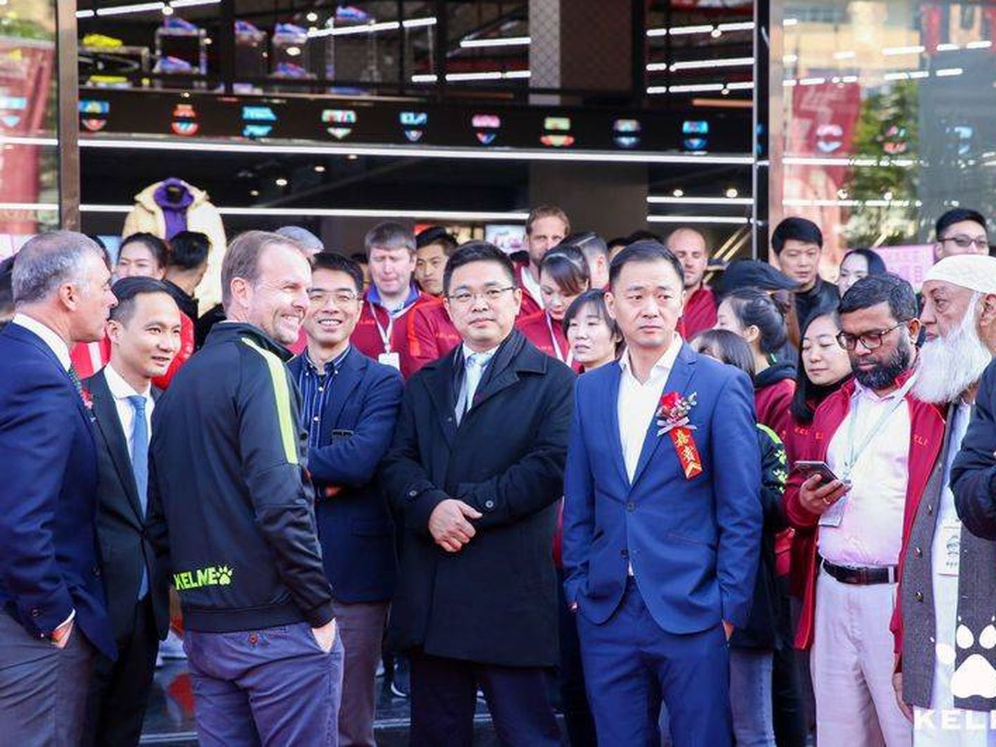 Borja García-Nieto y Carlos García, con Ke Yongxiang en la inauguración de la 'flagship store' en Fujian. 
