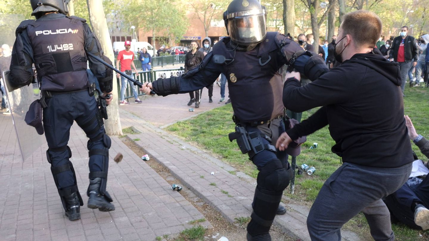 Un policía carga contra un manifestante. (Sergio Beleña)