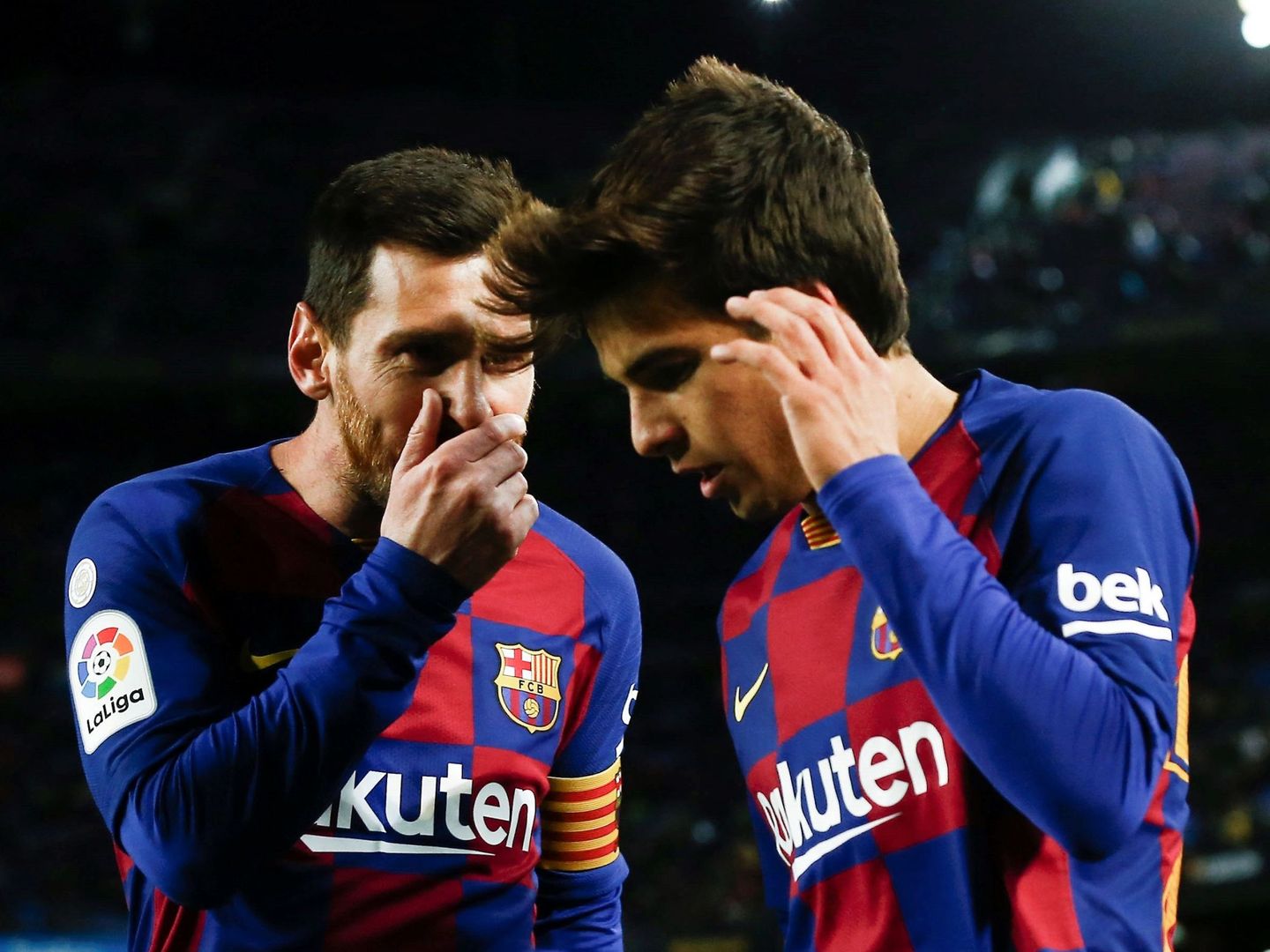 Leo Messi y Riqui Puig, tras el gol del Barça al Granada en Liga. (EFE)