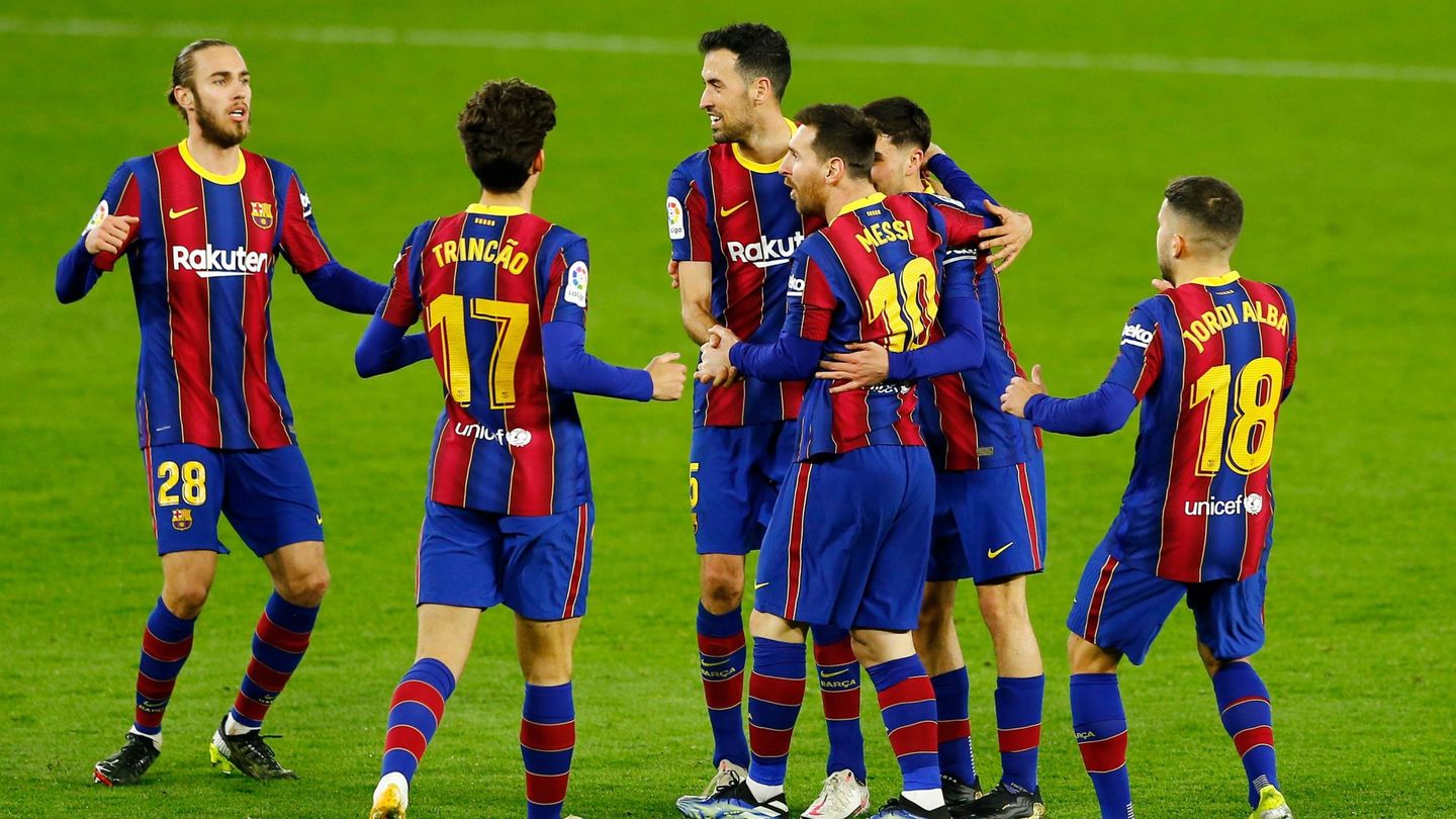 Los jugadores del Barça abrazan a Leo Messi tras firmar el 1-1. (Reuters)