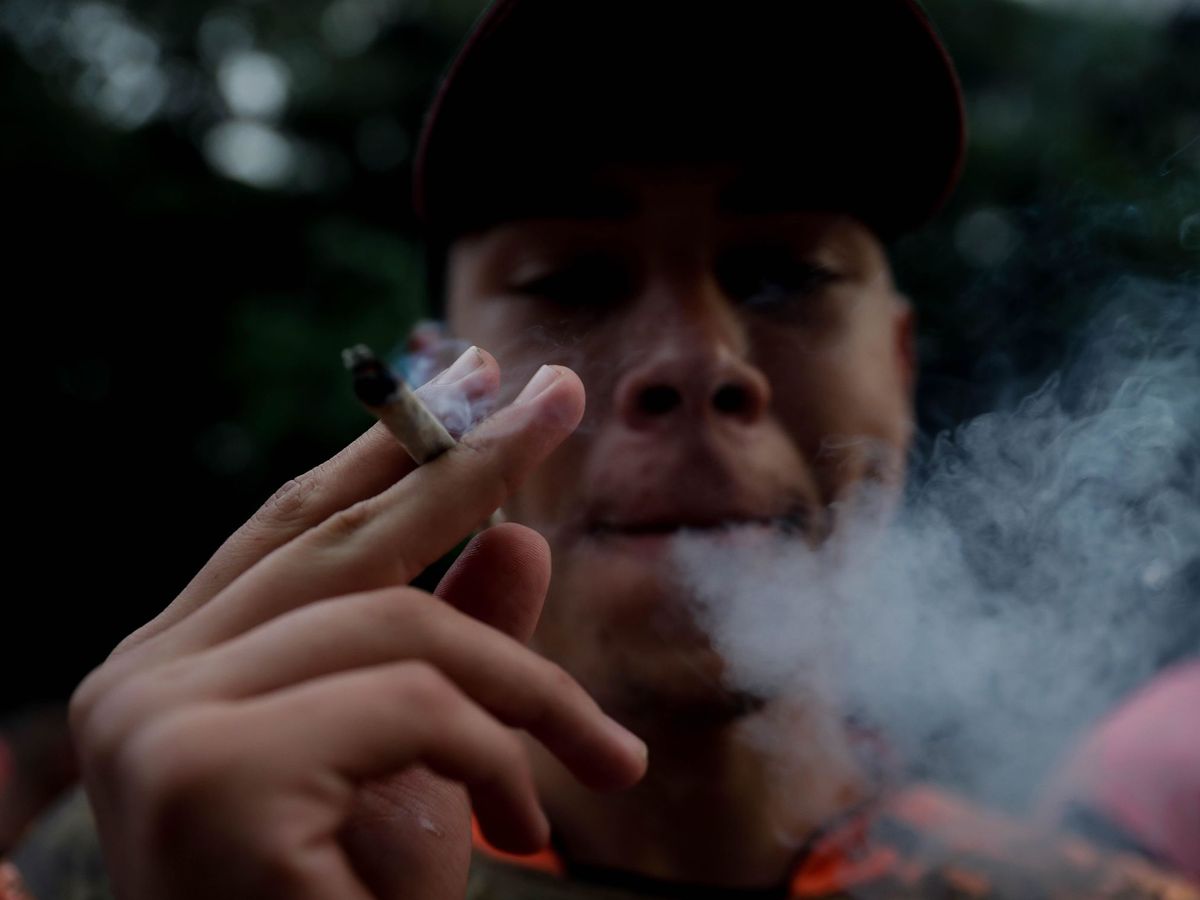 Foto: Un hombre fuma marihuana en Sao Paulo. Foto: EFE Fernando Bizerra Jr.