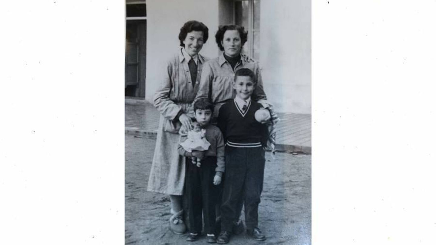 Manoli y Mary con su hijo Pepe; día de visita de los niños en la cárcel | Archivo personal de Miguel Martínez del Arco