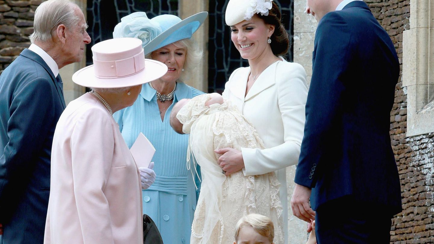 La reina Isabel, Felipe de Edimburgo, la duquesa de Cornualles, los duques de Cambridge, el príncipe George y la pequeña Charlotte, en su bautizo. (EFE)