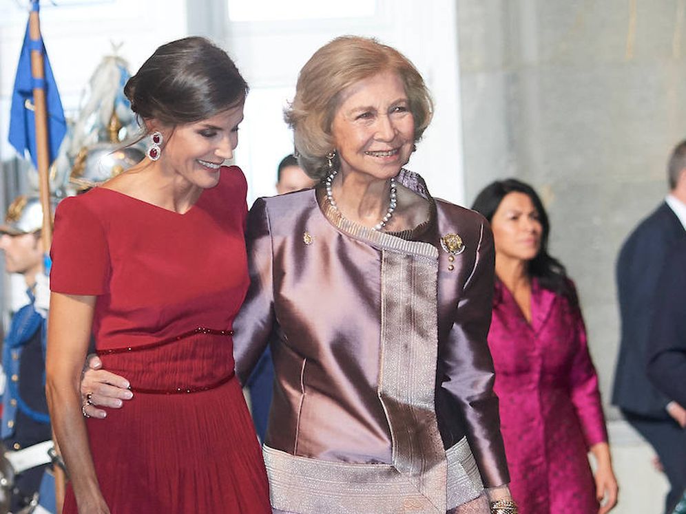 Foto: La reina Letizia y la Reina emérita caminan abrazadas en los Premios Princesa de Asturias 2019. (Limited Pictures)