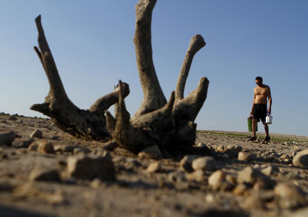 Foto: Un hombre camina sobre el Lago Travis, en Austin, Texas, después de que la sequía lo haya vaciado, en una imagen de 2011. (Reuters)