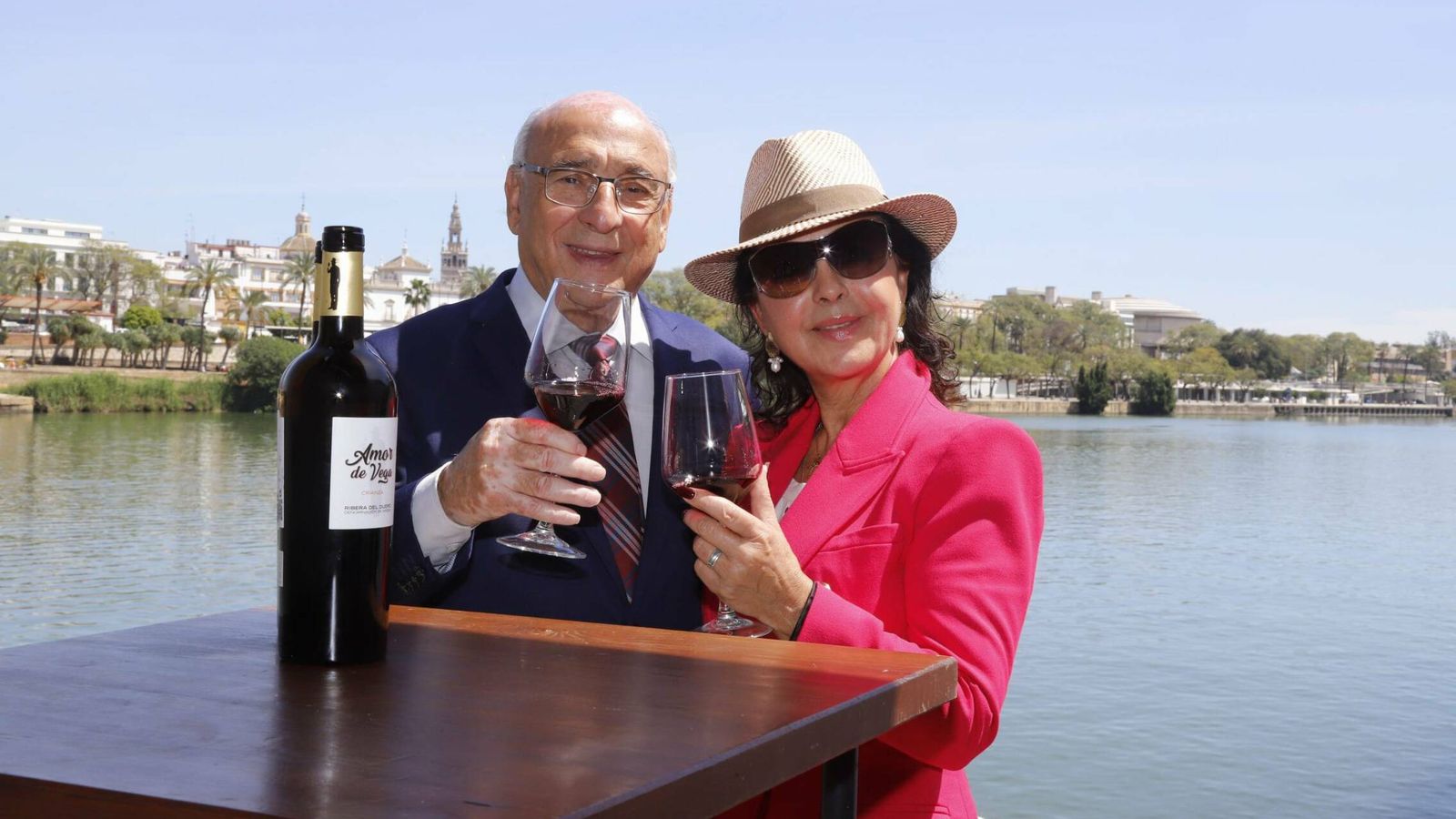 Manuel Vega y María José Santiago, brindando con el vino. (Cordon Press)