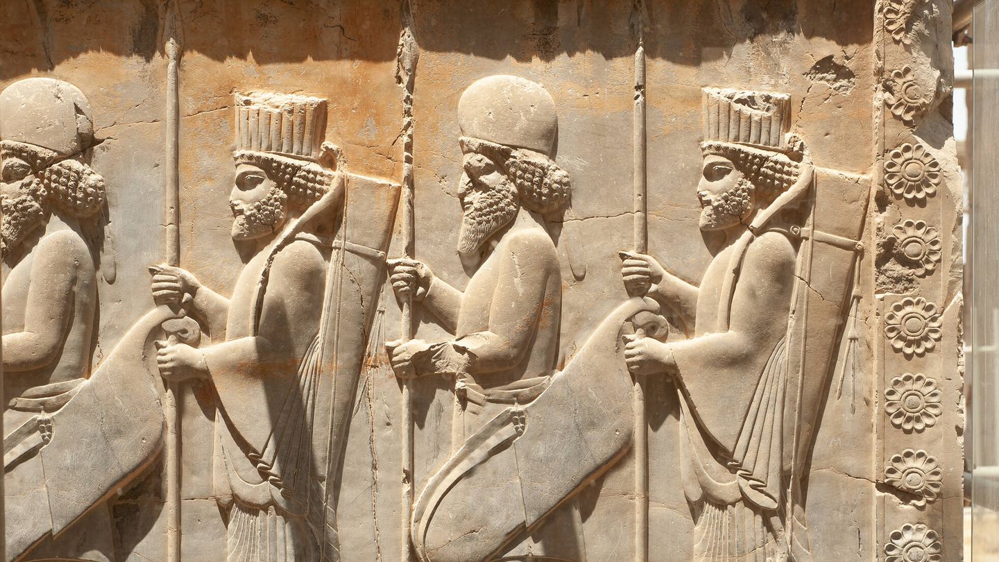  Bajorrelieve de piedra en la antigua ciudad de Persépolis, Irán, capital del imperio aqueménida
