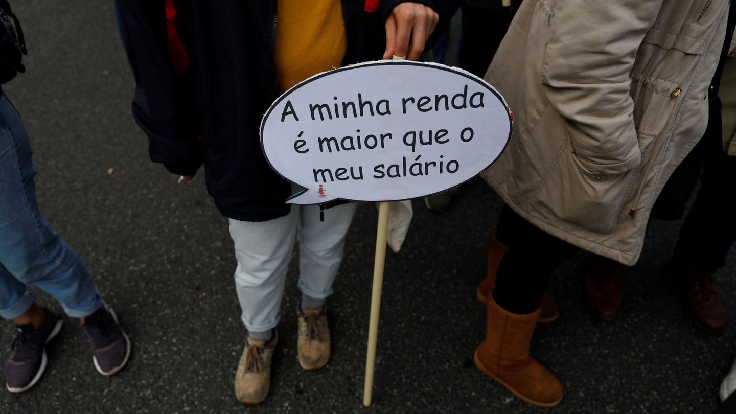 Un cartel en una manifestación en Lisboa con la frase 'mi alquiler es mayor que mi salario'. (EFE)